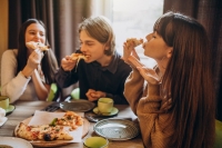 3 manieren om geld te besparen als je met collega's uit eten gaat